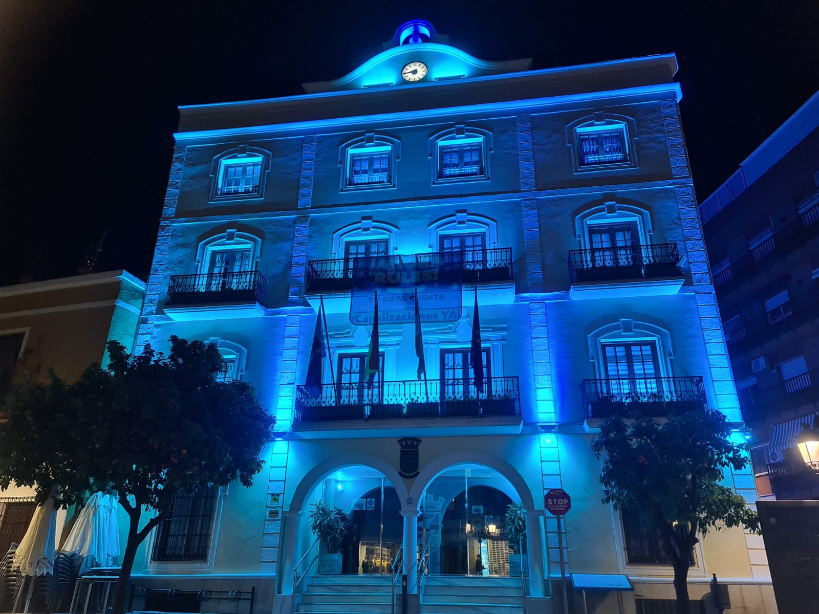 El Consistorio sexitano y la Puerta de Almuñécar  se  iluminan  de azul por los Derechos de la Infancia
